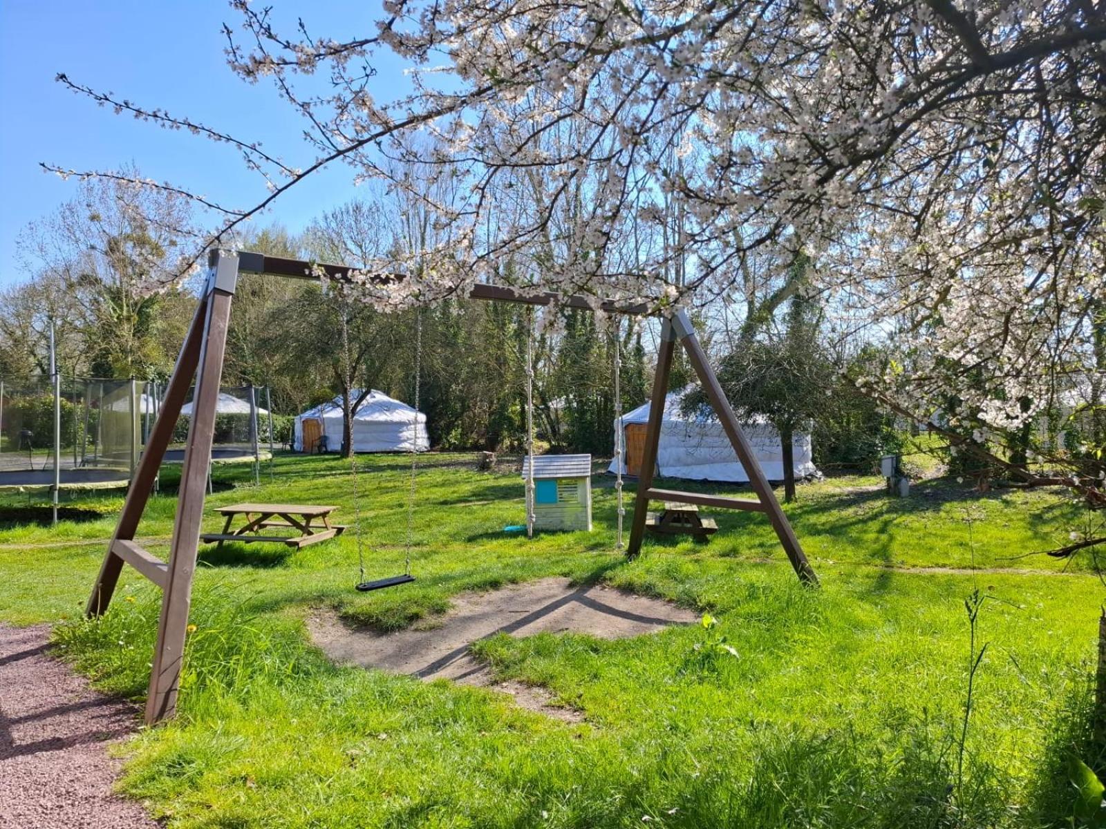 Le Village Insolite Yourte Et Roulotte Saint-Benoit-des-Ondes Exterior photo